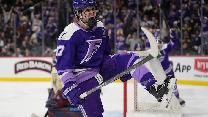 Une joueuse de hockey célèbre. 
