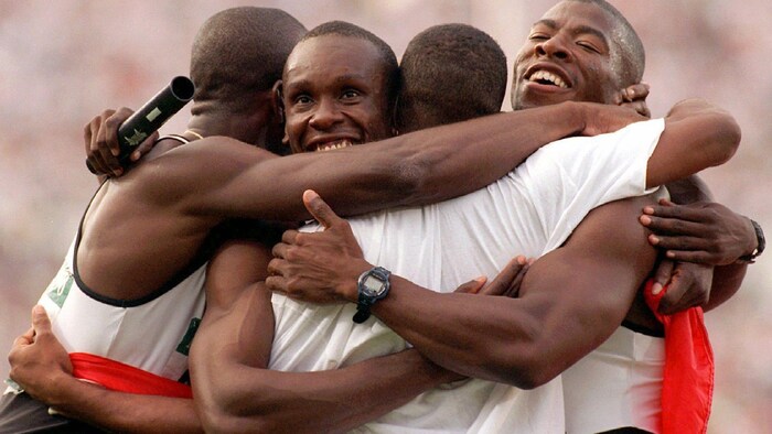 Donovan Bailey, Bruny Surin, Robert Esmie et Glenroy Gilbert célèbrent leur victoire au 4 x 100 m des Jeux olympiques d'Atlanta le 3 août 1996.
