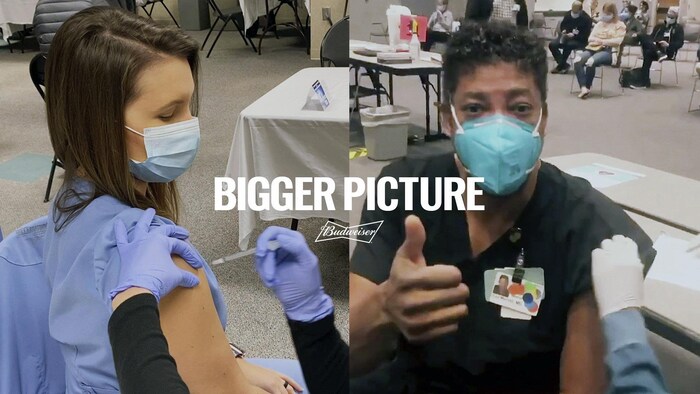 Deux travailleurs de la santé sont vaccinés et présentés dans une campagne de sensibilisation de Budweiser.