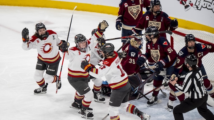 Les joueuses de la Charge d'Ottawa célèbrent le but de Sarah Wozniewicz.