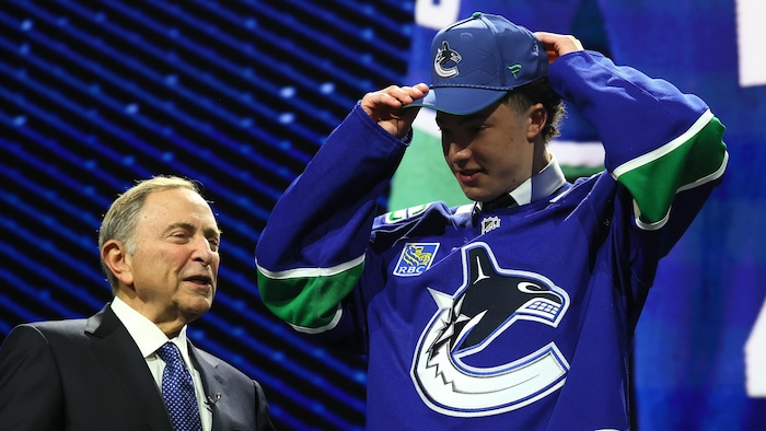 Il enfile le chandail des Canucks