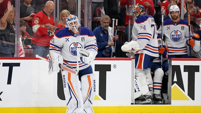Calvin Pickard patine vers le filet des Oilers.