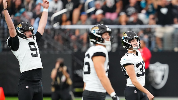 Des joueurs de shot   regardent un ballon hors cadre.