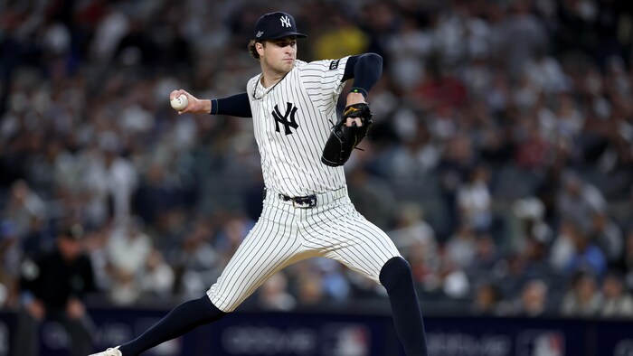 Un lanceur au baseball fait son élan. 