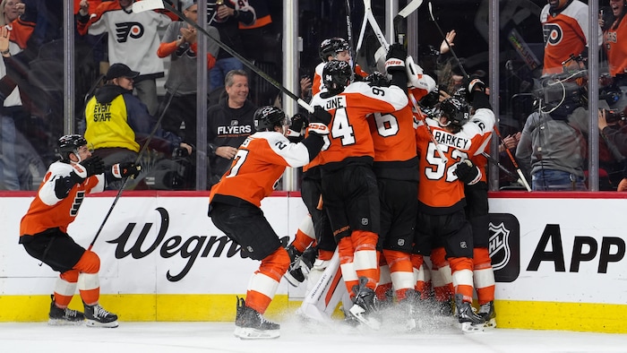 Des hockeyeurs célèbrent un but.