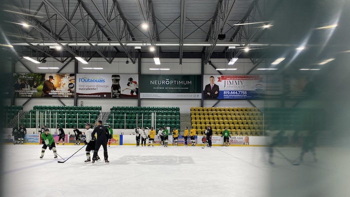 Des joueurs de hockey patinent.