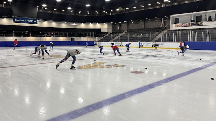 Jeunes patinant sur la glace.