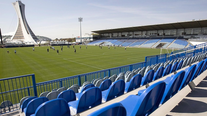 Le stade Saputo vu de l'intérieur avec, au loin, le mât du Stade olympique de Montréal