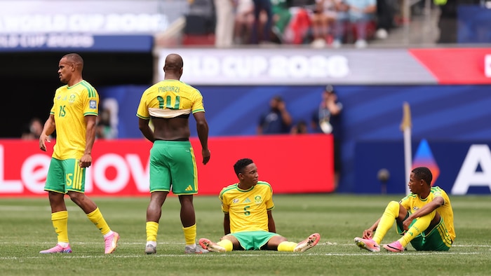 Des joueurs en jaune montrent un air déçu.