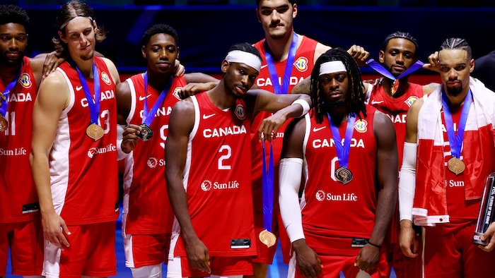 Les joueurs de la formation canadienne avec leur médaille de bronze. 