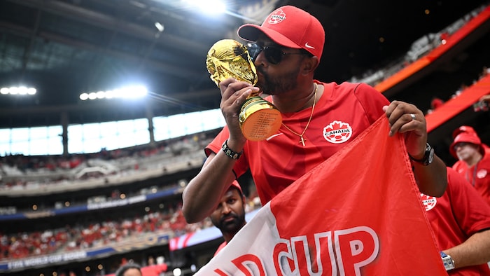 Un partisan canadien embrasse le trophée de la Coupe du monde.