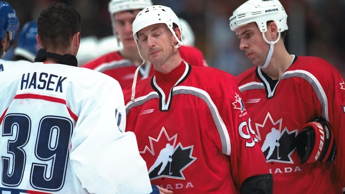 Wayne Gretzky félicite Dominik Hasek, de la République tchèque, après l'élimination du Canada en demi-finale du tournoi de hockey masculin des Jeux olympiques de Nagano, en 1998.