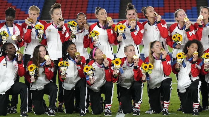 Elles embrassent leurs médailles d'or.