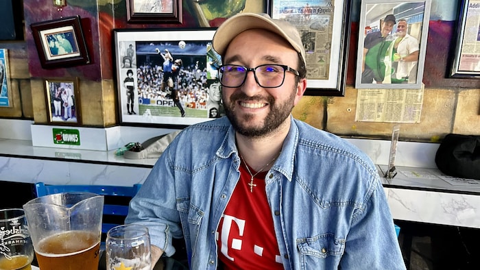 Un partisan du Canada sourit à la caméra.