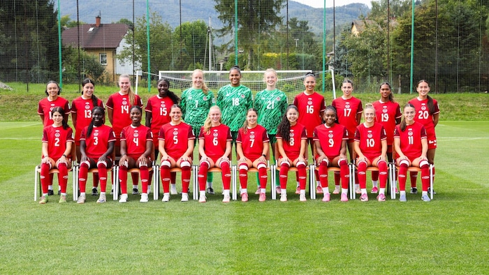 Des joueuses de soccer posent pour une photo. 
