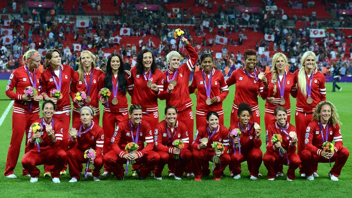 L'équipe canadienne féminine de soccer médaillée de bronze aux Jeux de Londres en 2012