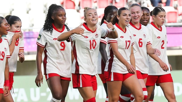 Des joueuses de soccer célèbrent un but. 