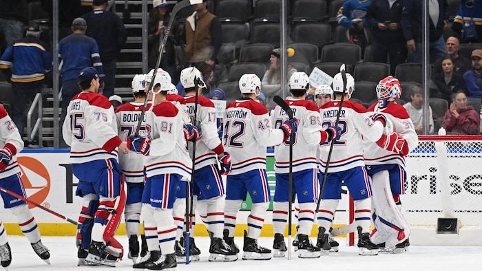 Des joueurs félicitent leur gardien.