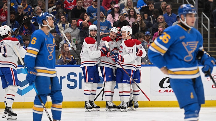 Des joueurs célèbrent un but près de deux rivaux.