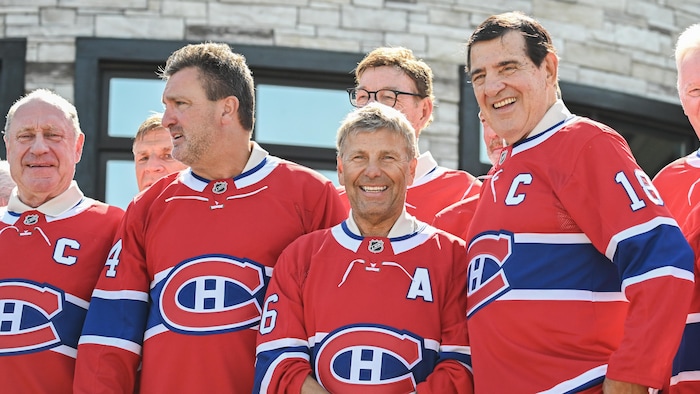 D'anciens membres du Canadien sourient et portent leur ancien chandail.