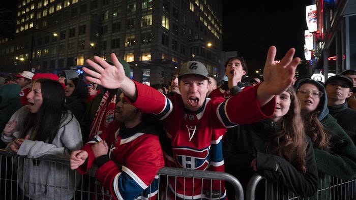 Un partisan du Canadien lève les bras.