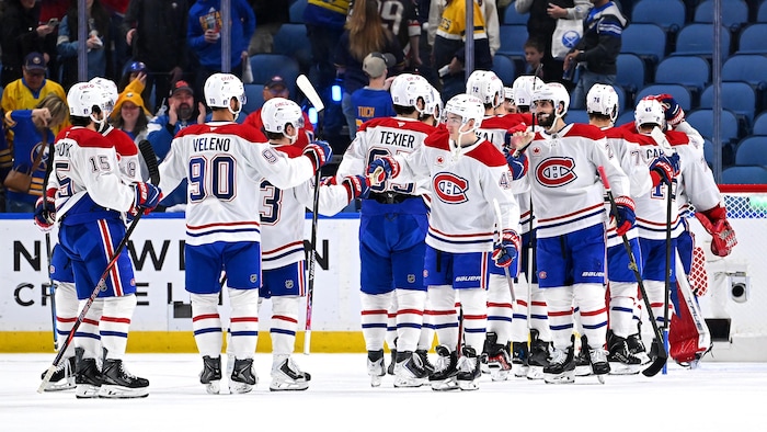 Les joueurs célèbrent leur victoire sur la glace.