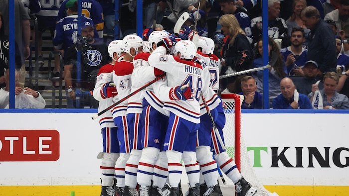 Des joueurs célèbrent leur victoire.