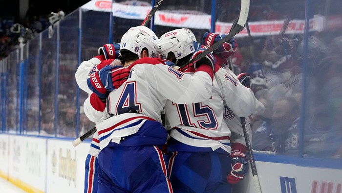 Des joueurs célèbrent après leur victoire.