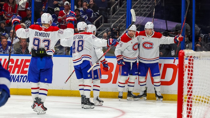 Les joueurs célèbrent un but.