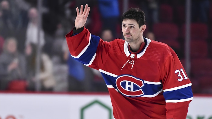 Un joueur de hockey salue la foule