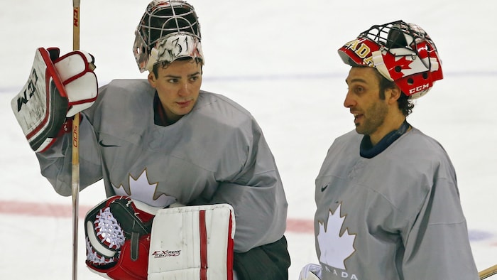 Deux hommes discutent lors d'un entraînement avec Équipe Canada.