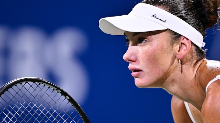 Une joueuse de tennis regarde droit devant elle.