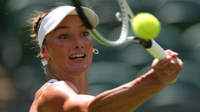 La joueuse effectue un coup droit pendant un match.