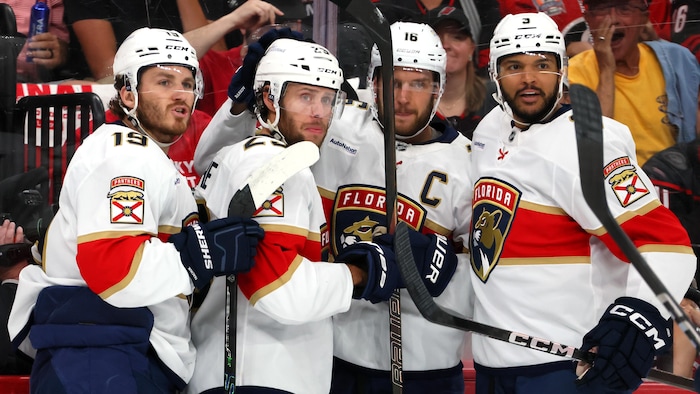 Quatre joueurs des Panthers se réjouissent.