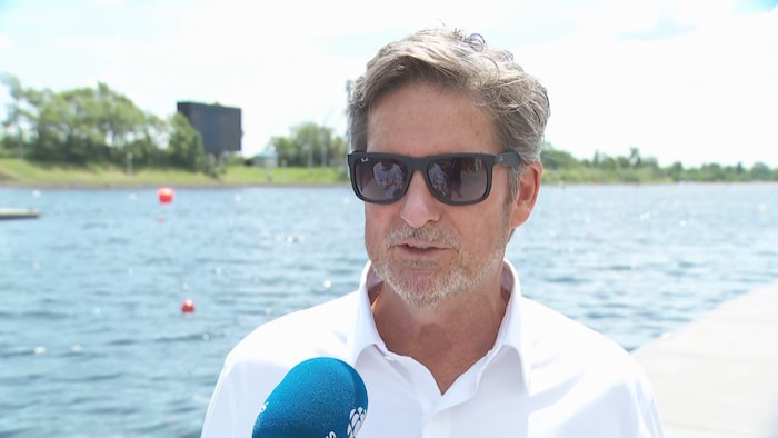 Un homme en entrevue avec Radio-Canda Sports.