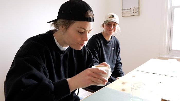 Deux femmes boivent un café.
