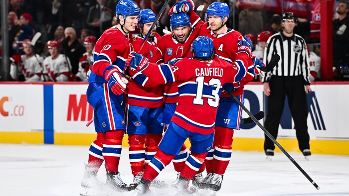 Des joueurs du Canadien se félicitent sur la glace.