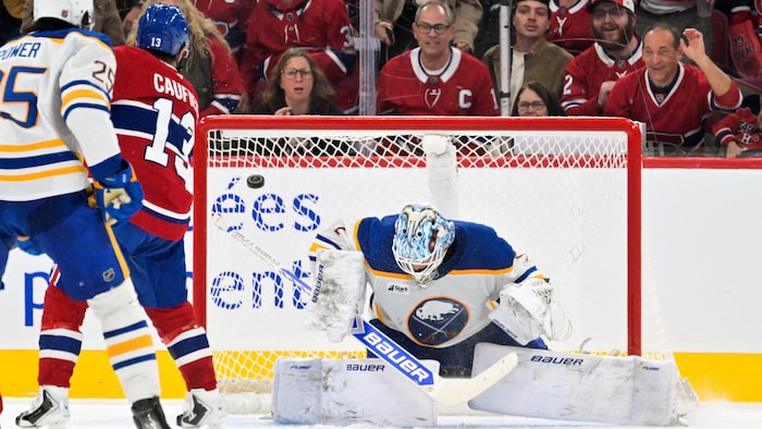 Un joueur de hockey marque avec un tir.