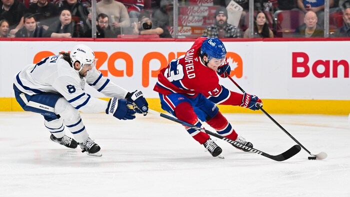 Deux joueurs de hockey adverses. 