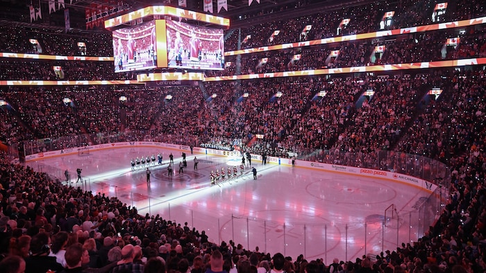 Le Centre Bell fait salle comble pour le match de la LPHF opposant les Torontoises aux Montréalaises.