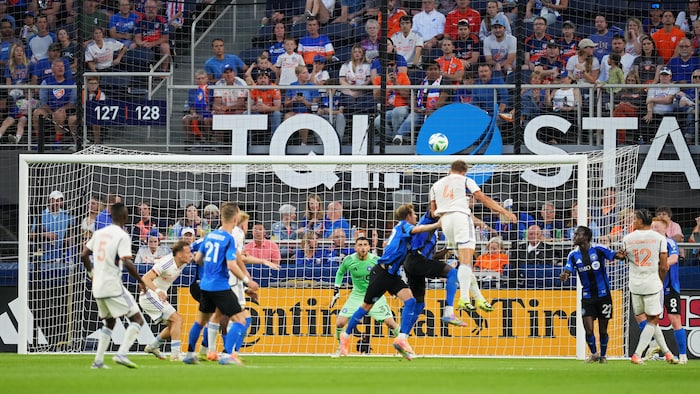 Un joueur de shot fait une tête en absorption du filet.