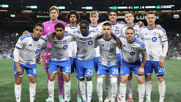Le onze de départ prend une photo d'équipe avant un match.