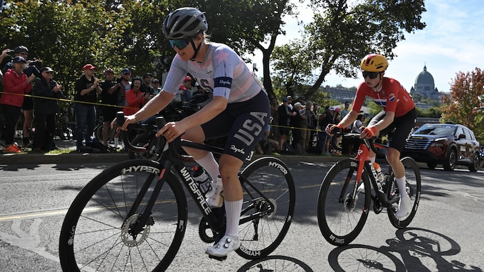 Deux coureuses grimpe une montée à vélo.