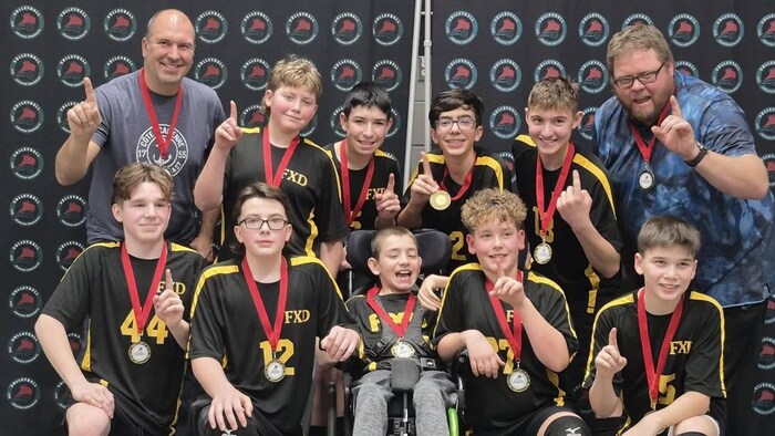 Photo d'équipe avec médaille.