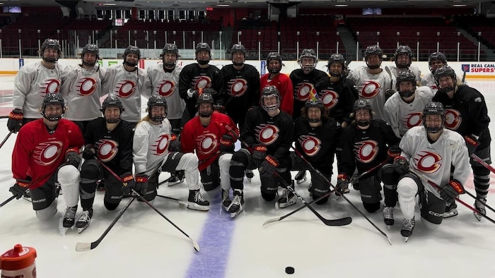 Des joueuses de hockey professionnelles prennent une photo d'équipe.