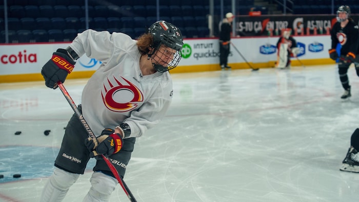 Une joueuse de hockey fait une feinte pendant un entraînement.