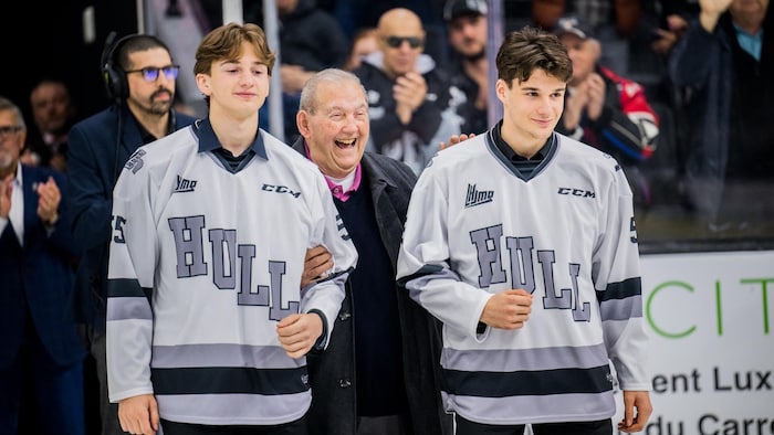 Charles Henry, entouré des deux adolescents de Pavel Rosa.
