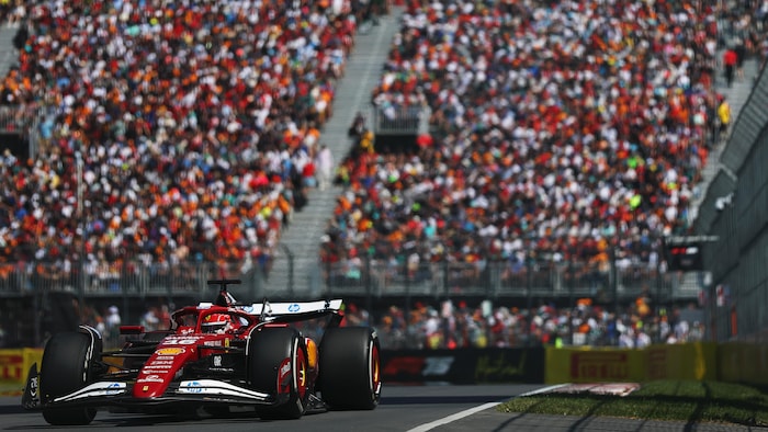 Sa voiture file sur la piste pendant la course.