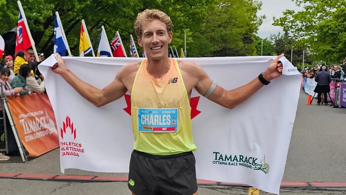 Un coureur sourit après sa course.