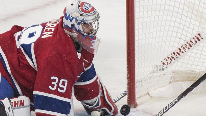 Il est à genou sur la glace.